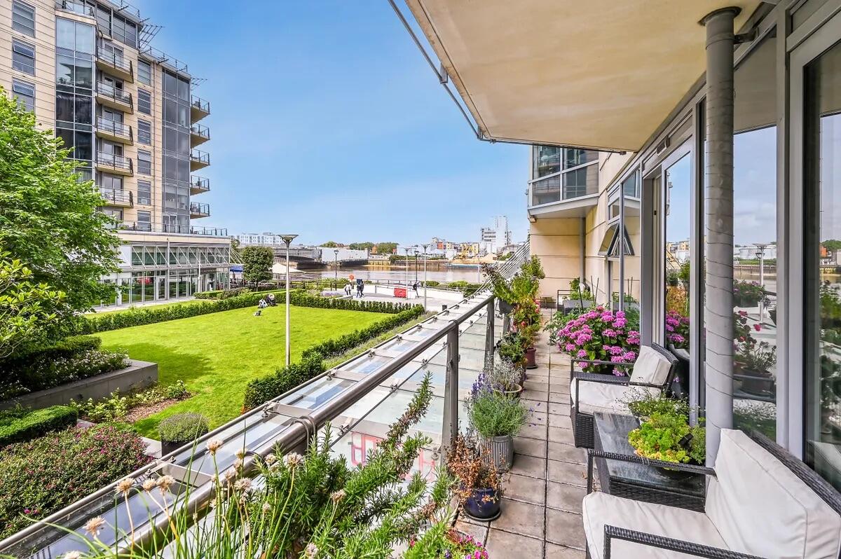 2 bed property in Battersea Reach, London